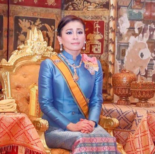 套装|苏提达王后晒Q版插画，穿蓝裙优雅端庄，经典泰式贵族气场！