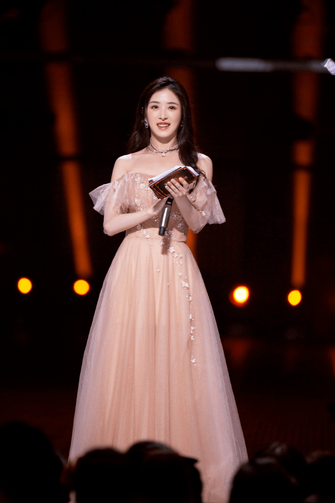 身材|32岁张含韵少女感绝了，紫色T恤配阔腿裤甜美温柔，娇俏活泼