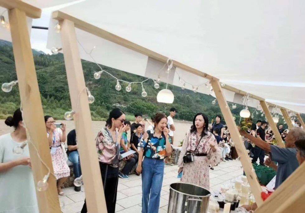 耳环|46岁周迅老了更惊艳，穿真丝衬衣美成“上海贵妇”，戴耳环显气质