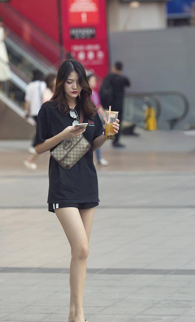 高跟鞋|黑色细跟高跟鞋搭灰色牛仔短裤,秒变大长腿,展现完美黄金比例