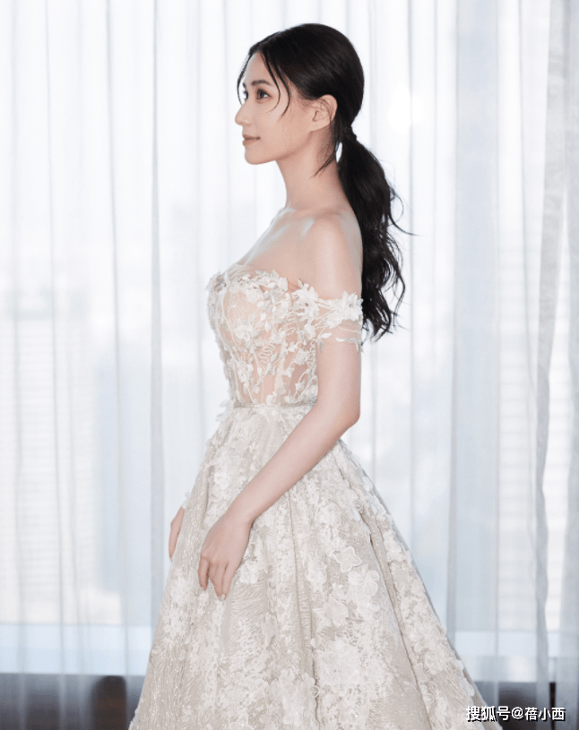 何超莲|何超莲身材这么有料？穿一字肩连衣裙，豪门出身却有“尤物气质”