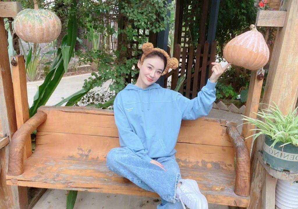 黑色|袁姗姗在家真放得开，穿8200秀脐装夏裤都秀了，罕见桃心刘海真年轻