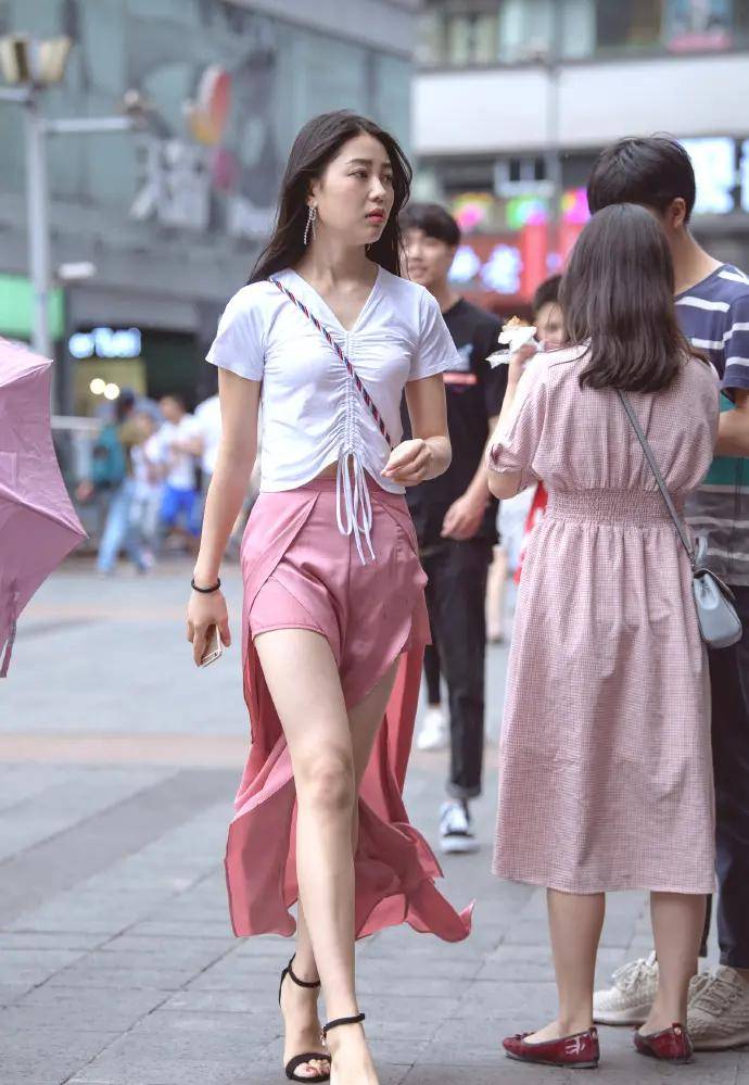 整体|白色抽绳设计的短袖，搭配粉红色开叉裙，好看又显身材