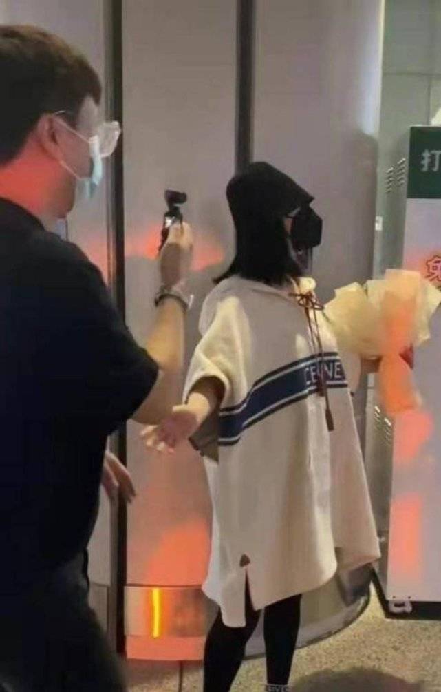 整体|40岁谢娜二胎后身材难恢复！穿卫衣显臃肿肥胖，赵丽颖甜辣风太美