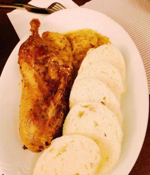 披萨|海外旅行时吃到的美食，色泽诱人，美味可口，让人念念不忘