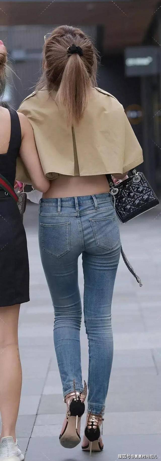 女孩子|夏末初秋的减龄风穿搭，卡其色短上衣搭配高腰牛仔裤，时尚显气质