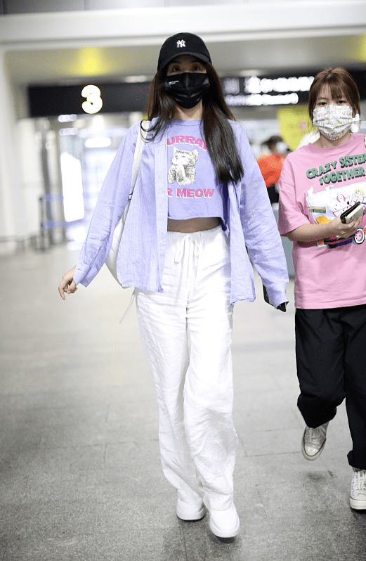 身材|32岁张含韵少女感绝了，紫色T恤配阔腿裤甜美温柔，娇俏活泼