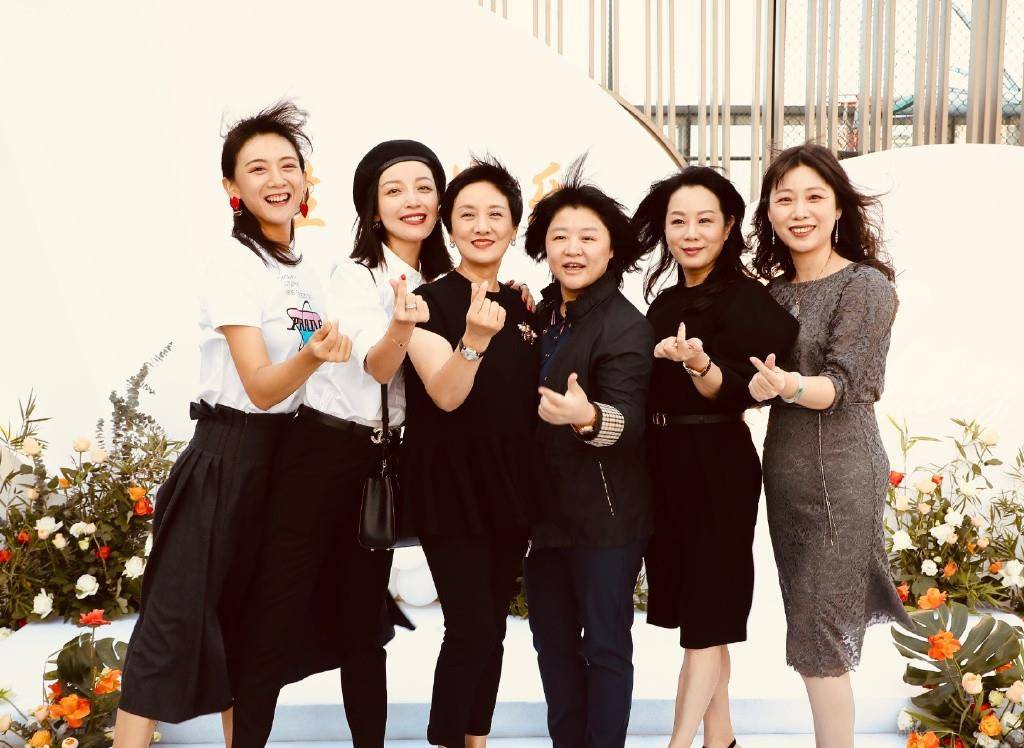 短裙|邓婕生日“好开放”，穿短裙扎蝴蝶结似少女，出道36年63岁像33岁