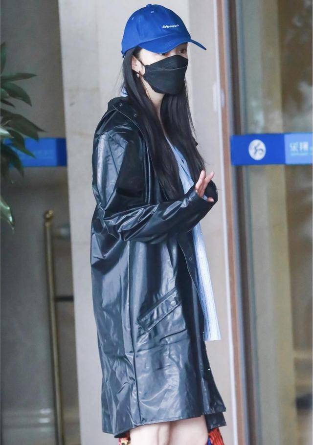 个性|敢穿就服“杨幂”，雨衣当成大衣穿，玩下半身失踪裤子短到看不见