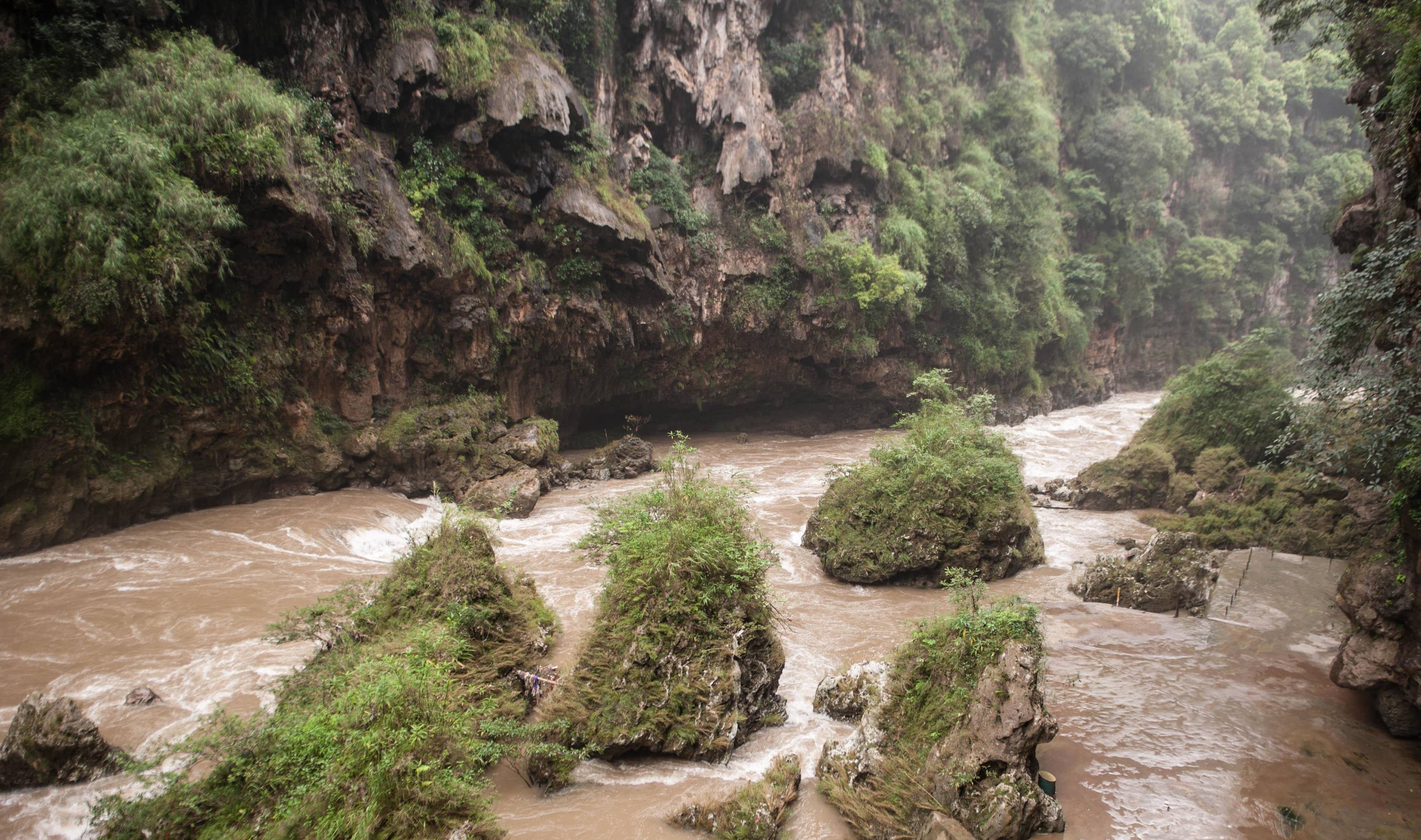 贵州不仅有黄果树瀑布，这个峡谷的瀑布水雾弥漫，四处都像仙境！