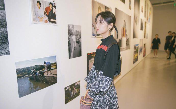身材|18岁张子枫新风格看服了，穿粉色裙参加新戏首映，美得认不出