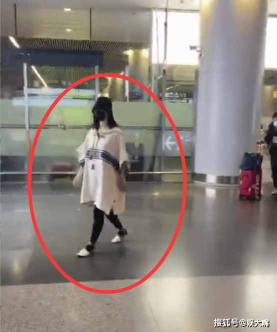 床单|谢娜生二胎后首露面，网友称肚子已平摊，将参与快本22日的录制