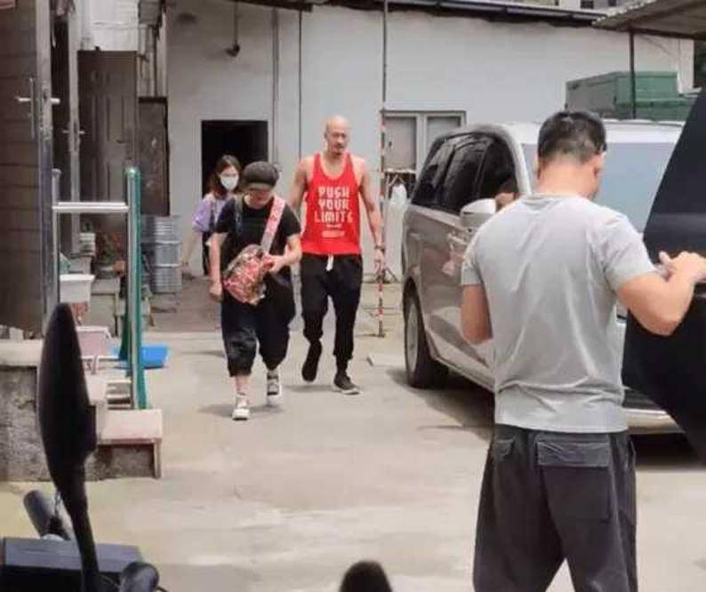 46岁何润东现身横店 1 86米显得格外引人注目 只是形象颇为喜感 娱乐 中华资讯在线