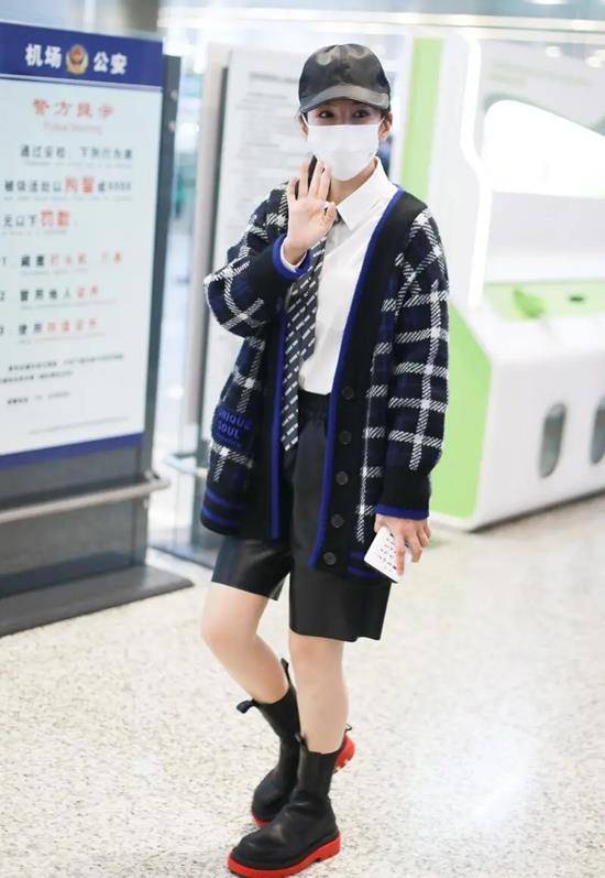 女郎|43岁黄奕走机场真洋气，穿五分皮裤扎领带，这打扮琼女郎里少见