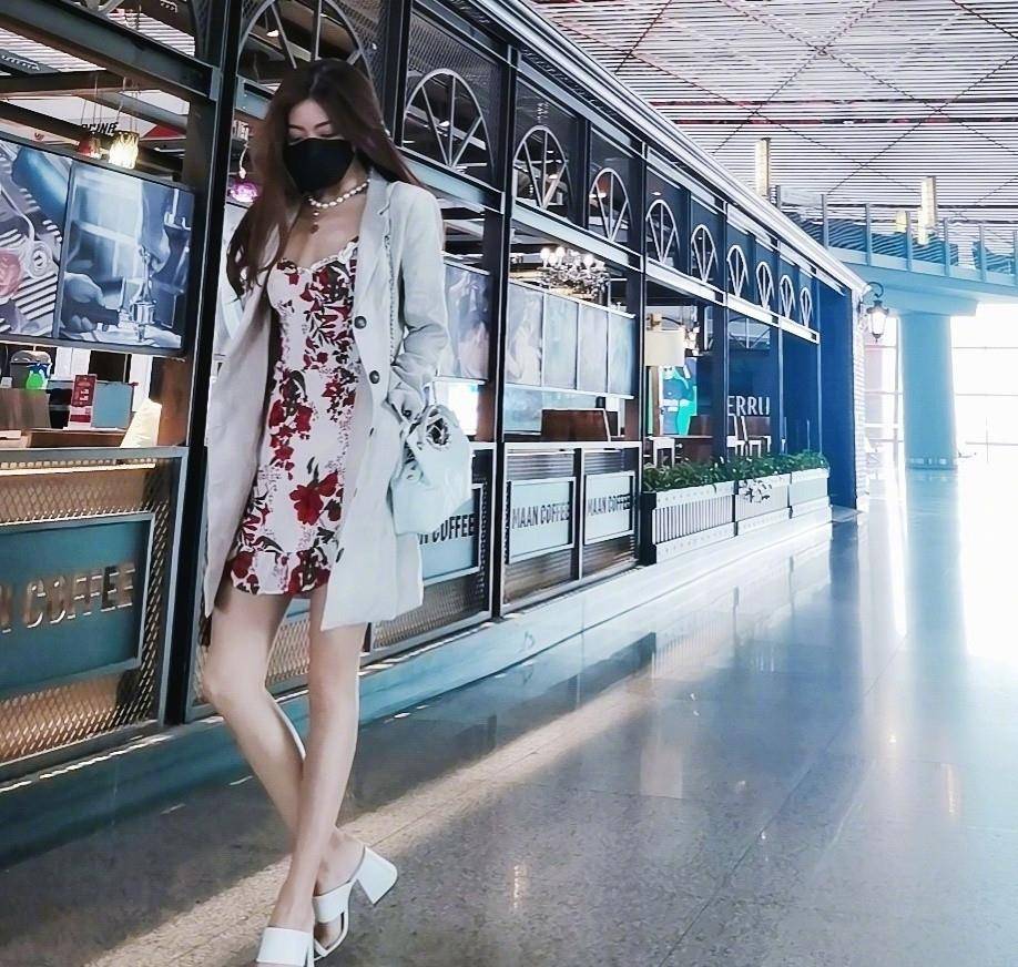 吊带|邓家佳单身后真养眼，穿背心配短裤晒豪宅，出道12年年轻得让人自卑