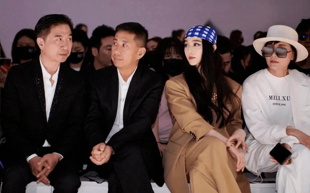 范冰冰|范冰冰才是“骨相美”，蓝色格纹头巾配卡其西装，高级又洋气