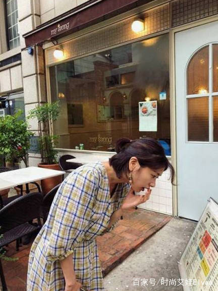 魅力|郑素敏厉害了，29岁就穿这么豪，两千多的裙子包包风格却自成一派