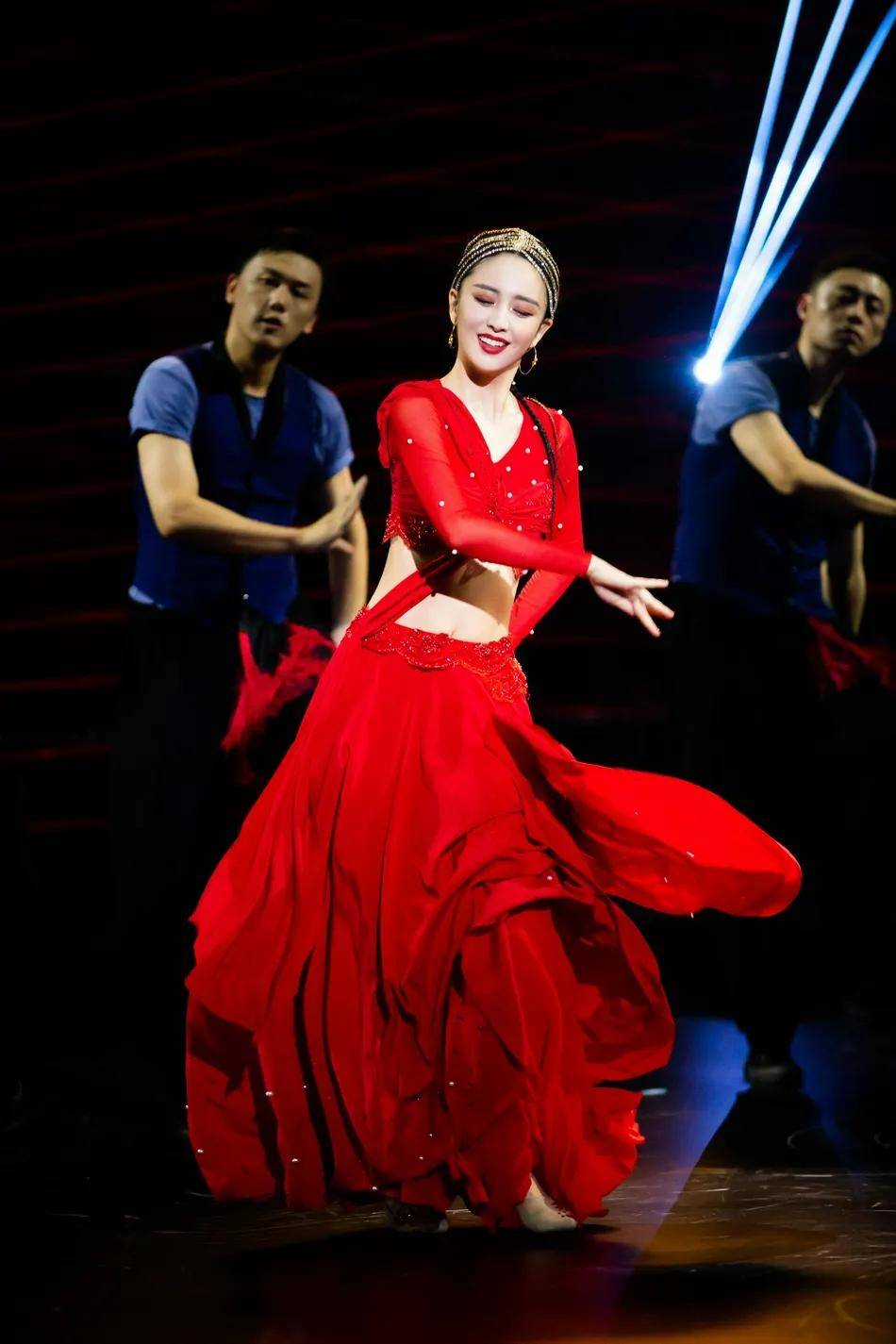 佟丽娅最新舞台照超美艳红衣似火魔鬼身材性感热辣