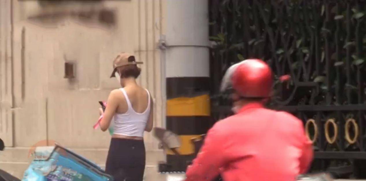 马伊琍|马伊琍罕见出街,穿运动背心肩窄背薄毫无赘肉,身材苗条哪像45岁