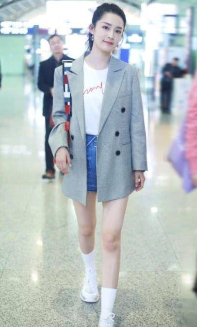 身材|13岁森碟已经长成小美女，穿连帽裙秀纤细长腿，快跟田亮一样高了