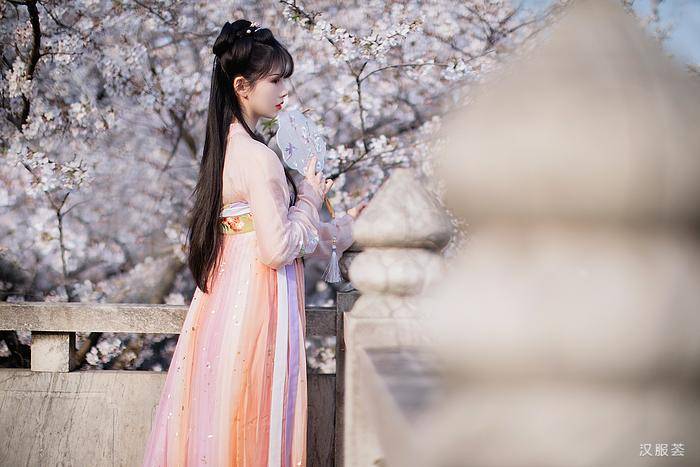 春风|男人们爱秋天还是爱秋天里穿汉服的美女?