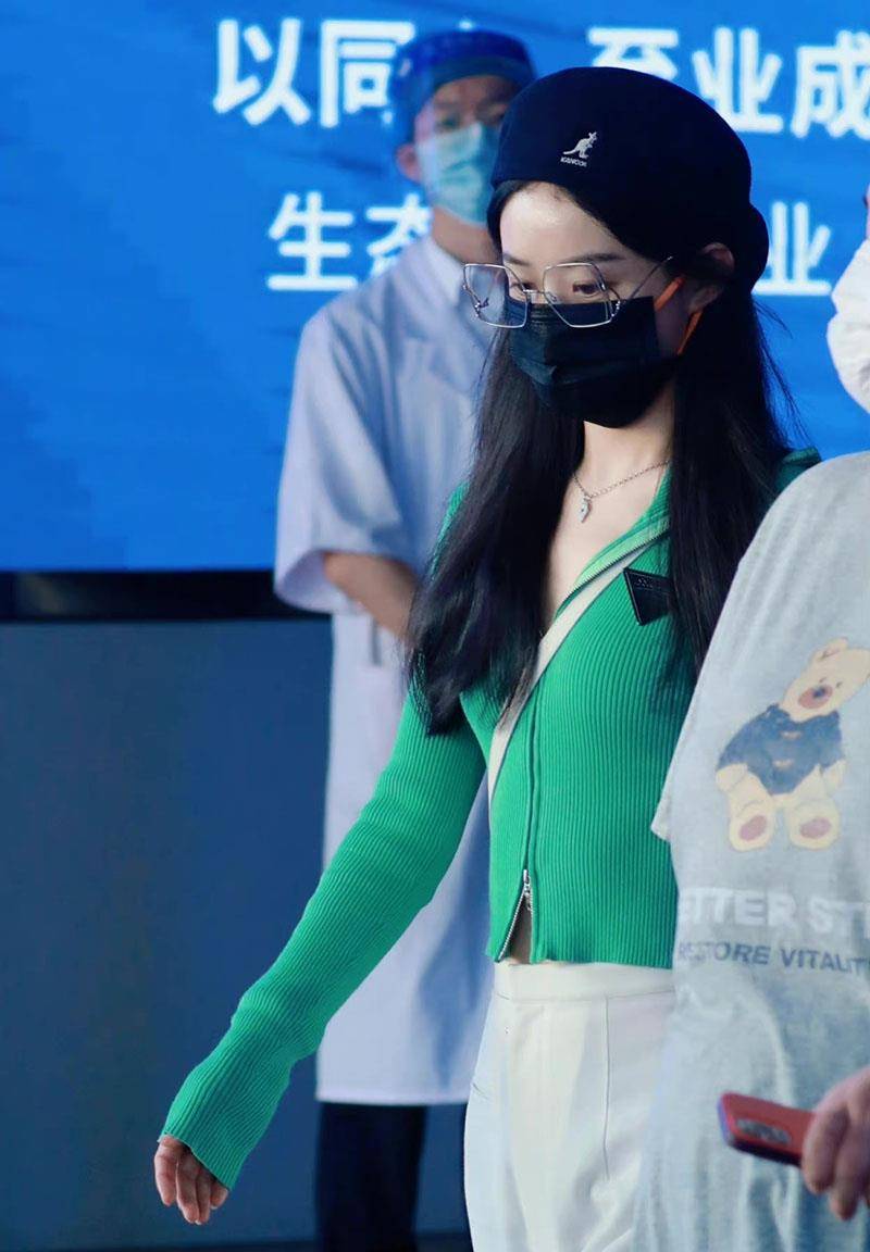 赵丽颖|赵丽颖快瘦成麻杆！穿针织直筒裤空荡荡，89斤同框女助理对比鲜明