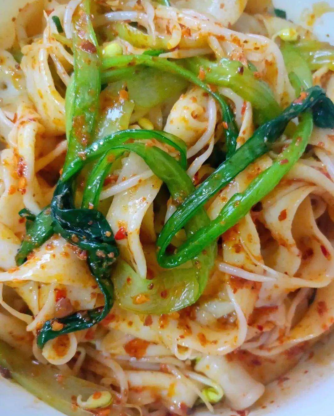 油泼面做法大全家常简单 fc2658e0f1ae461fb034ca765bb7e4b8.jpeg