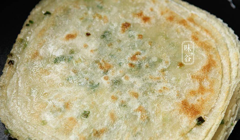 葱花|教你做酥脆好吃的葱油饼，不用和面，十分钟搞定，做早餐最合适