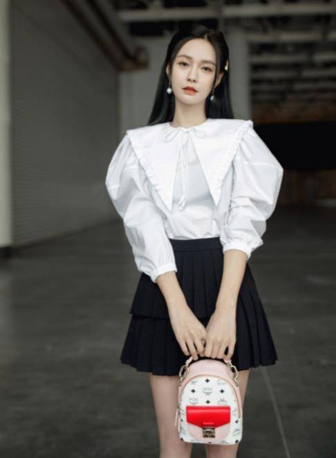 下半身|王子文真够辣的！印花衬衫配齐臀裙复古不失青春，蛇皮鞋太有品了