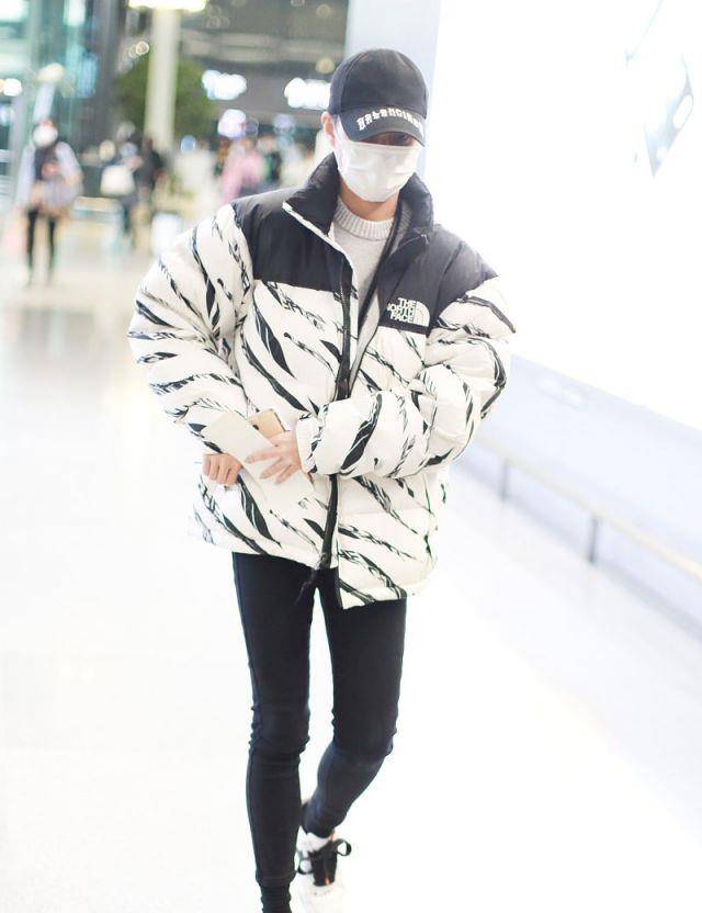 健美|何超莲穿条纹羽绒服搭无痕裤，一双筷子腿太迷人，运动时尚又健美