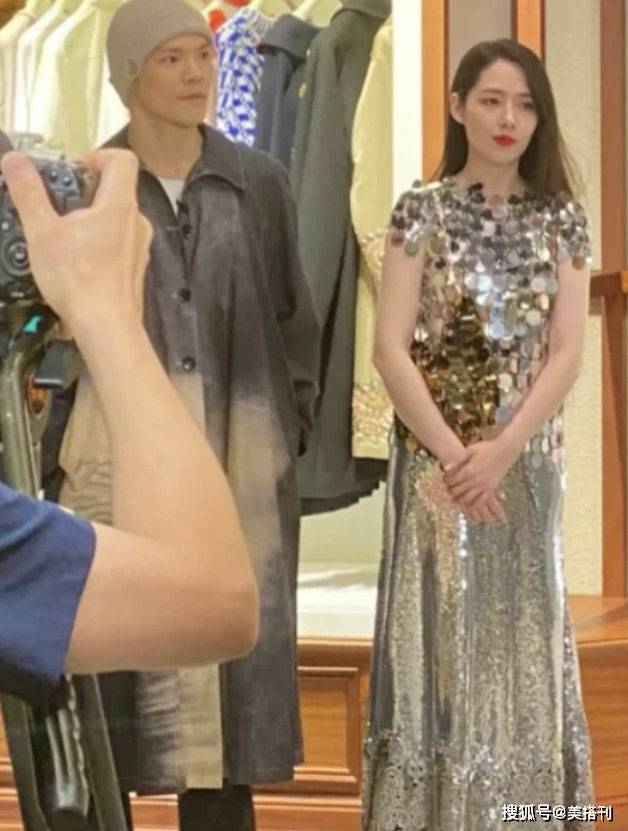 长发|37岁郭碧婷近照,穿亮片长裙长发飘飘,网友:还是当年的清纯女神