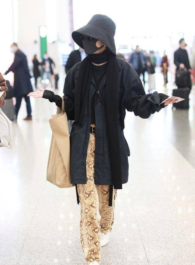 廓形|郭采洁真敢穿，长款衬衫配“蛇皮裤”，158身高穿出168气场