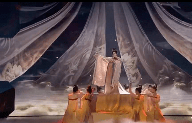 李思思|李思思不愧是央视一姐!穿唐风汉服大秀一字马,气质完全不输董卿