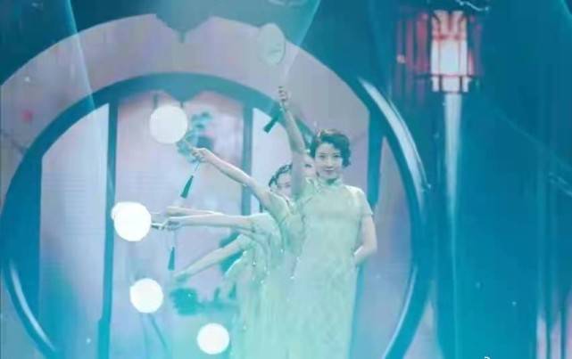 李思思|李思思不愧是央视一姐!穿唐风汉服大秀一字马,气质完全不输董卿