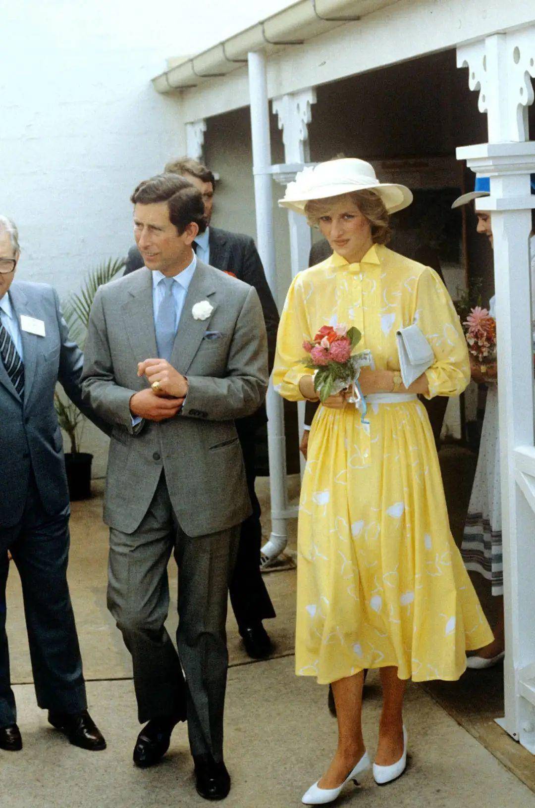 黑色|这个流行色太难穿?真人示范穿对了超显白,还会让心情变明亮!