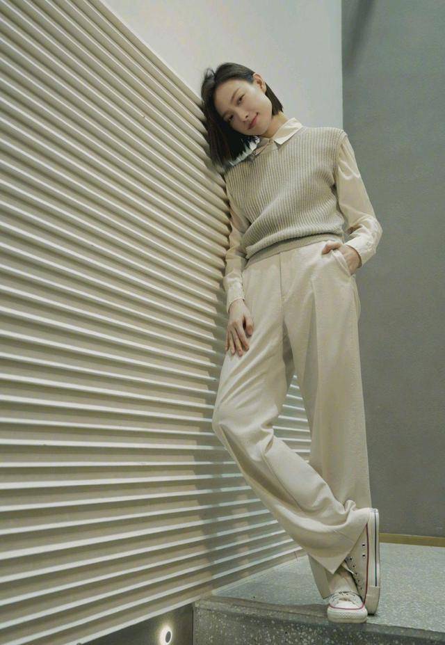 女生|倪妮在气质这块没输过，长款格纹外套配露脐装时髦精致，利落大气