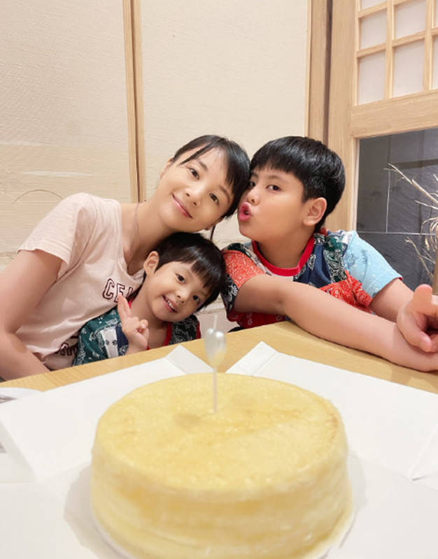陈龙|陈龙晒照为妻庆生，35岁章龄之打扮像邻家女，俩娃模样都像爸