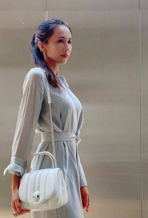 真丝|工藤静香真的51岁啦？穿灰色网纱裙配卷发梦幻优雅，美得不像话