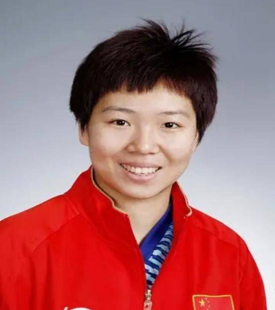 李晓霞退役4年球技不减,大红唇抢镜,击球超准引全场欢呼