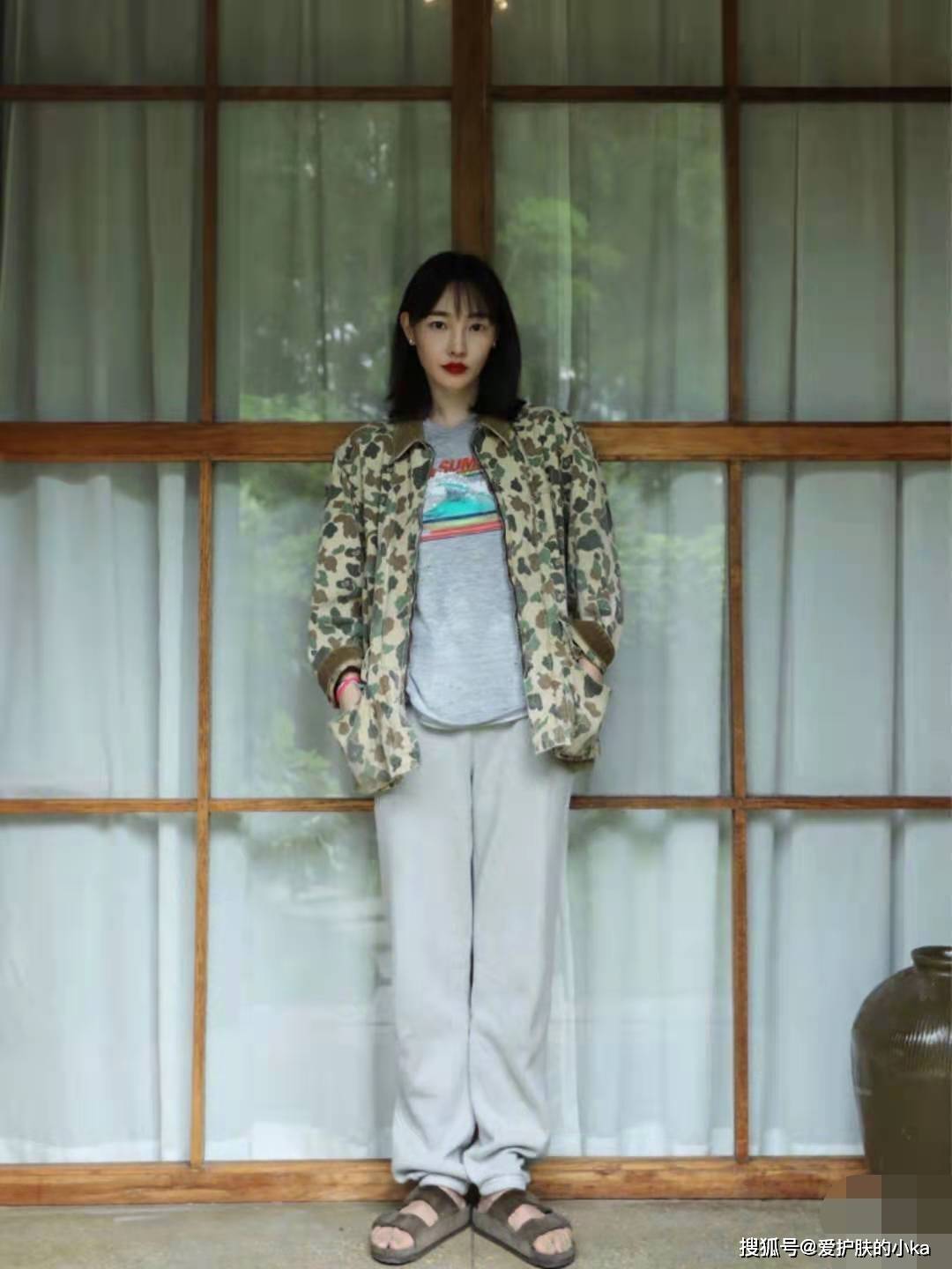 黑色|白百何不像当妈的人，穿一身带闪的黑又潮又酷，穿搭年轻就是减龄