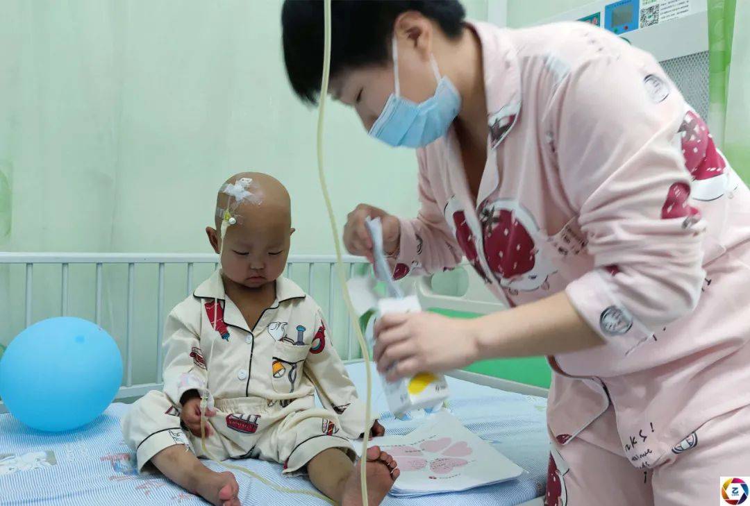 母亲|病房里，10岁哥哥暑假帮妈妈照顾患病的妹妹，看了让人心疼