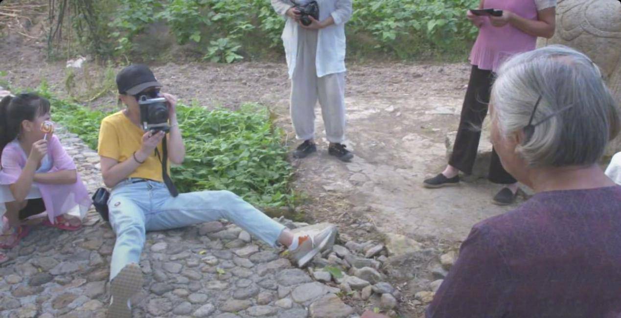 身材|周迅46岁不服老，穿T恤牛仔裤坐地上拍照广受好评，说她26也信