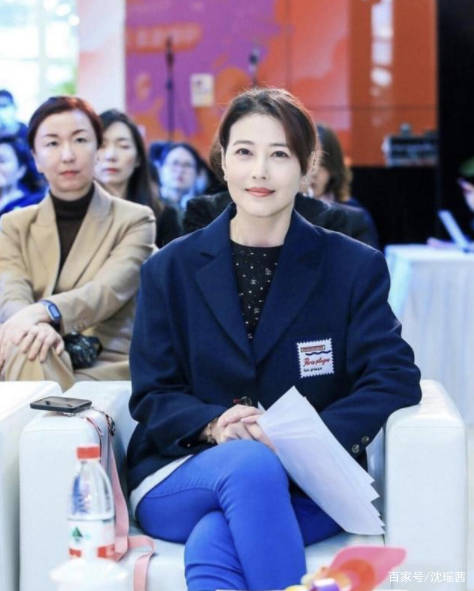 周海媚|54岁周海媚显风韵,穿拼色裙显优雅美,气质碾压范冰冰和容祖儿