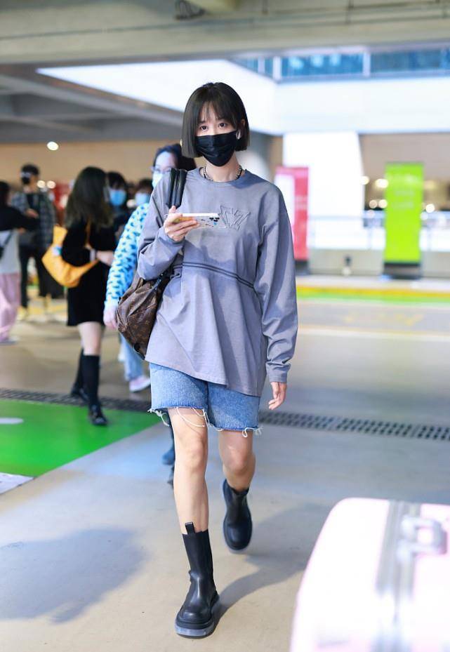 曲线|海陆一身妹妹气质，学生短发配男友风T恤，娇小曲线真惹人心疼