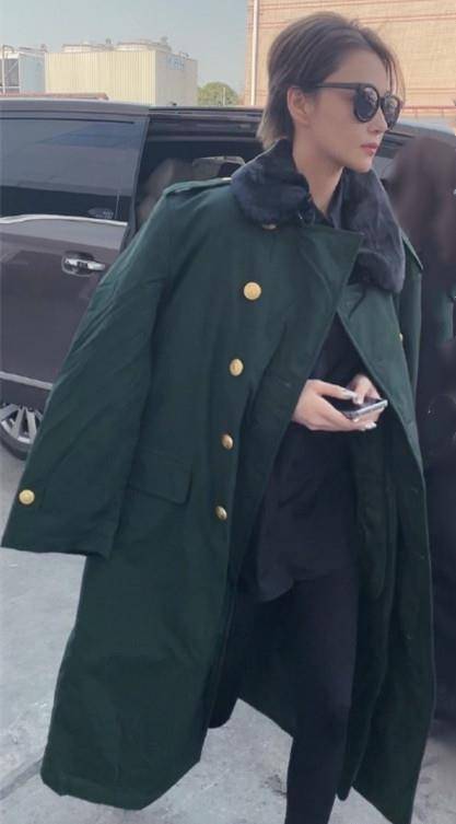 身材|33岁张馨予上班真高调，偷穿老公军大衣墨镜营业，众人伺候真气派
