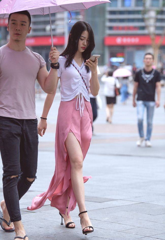 个性|苗条女生的“开衩裙”，既显身材又有个性，宛如“出水芙蓉”！