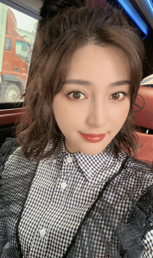 短裙|被甘婷婷的身材迷住了，上面丰满下面纤细，穿短裙身形正合适