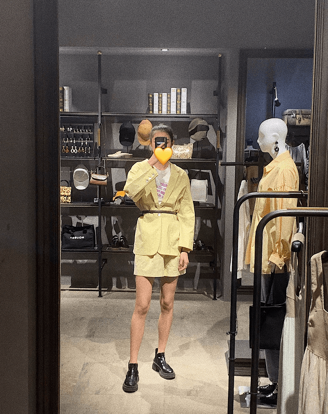 身材|杨丽萍新“接班人”挺招摇，镂空T恤不配打底穿，好在有西装遮