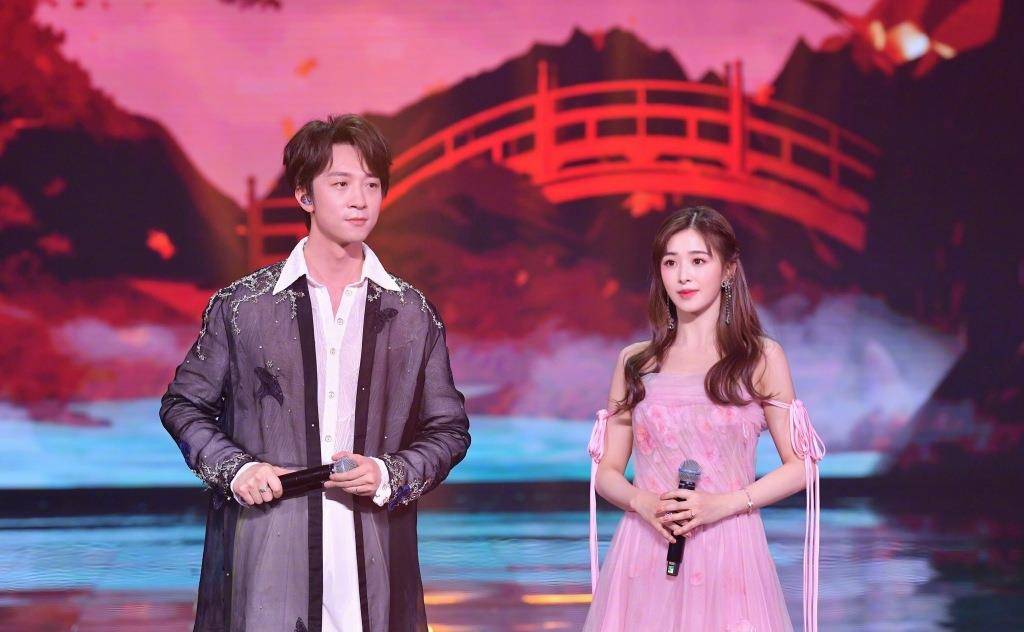 张含韵|张含韵真孝顺携妈妈旅行，妈妈穿网纱裙比女儿还漂亮，母女似姐妹