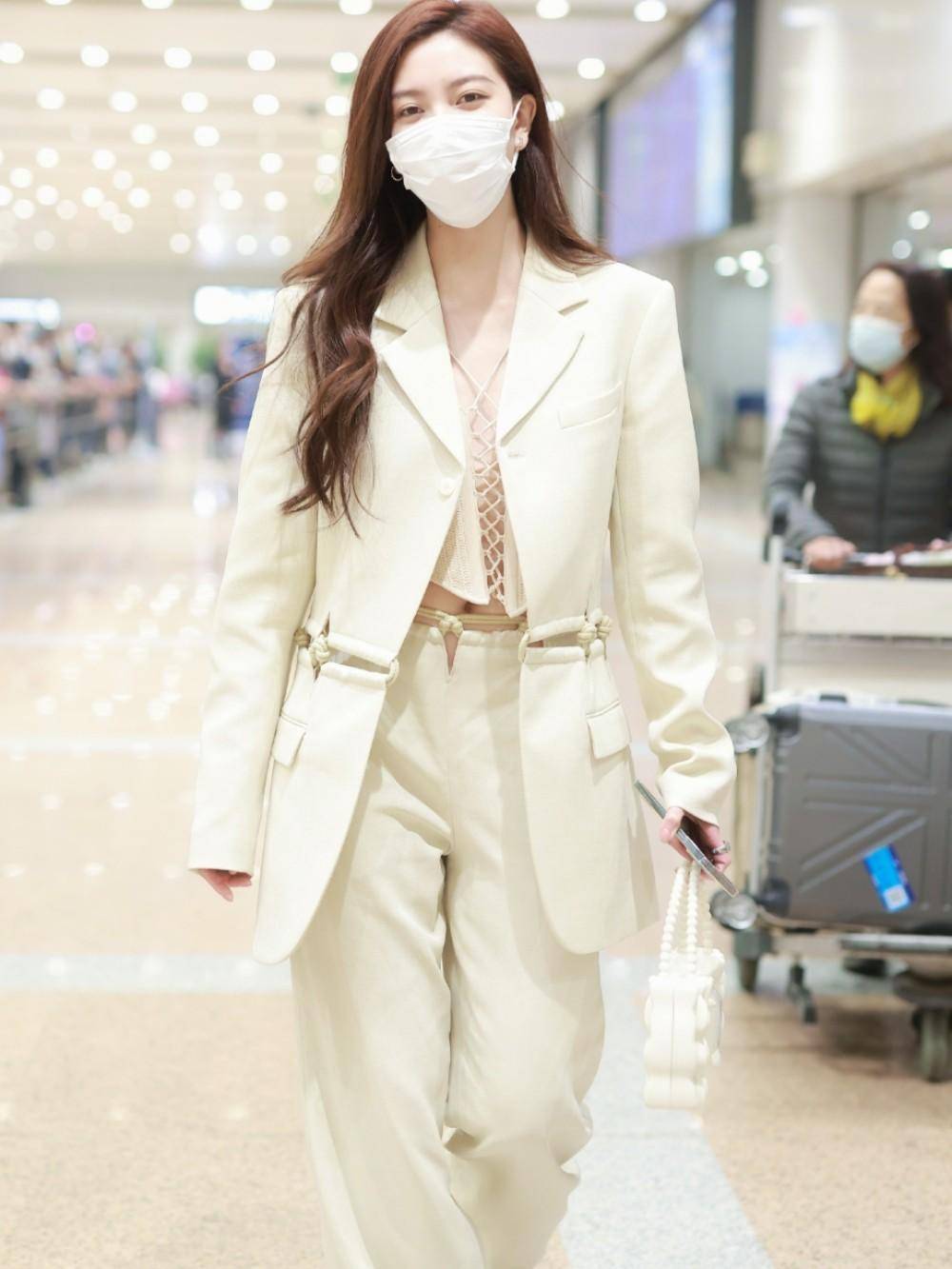 卫衣|宋妍霏的机场穿搭绝了，把西服穿出新了花样，美出新高度，超好看